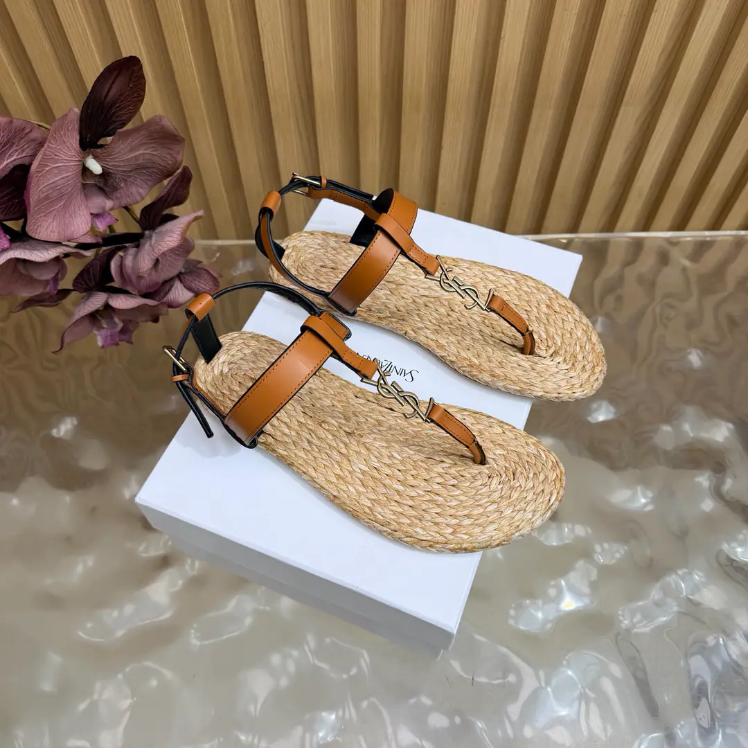 2026Spring and summer. Couple money. YSL 🖤 Saint Laurent / Saint Roland.yslShoes. A super-super-fire sandal. This is a hardware button that we need to model every page of our family.1:1Custom！It's very good., Nice feet., And whether you're wearing jeans or not,, Little suit., The dress., It's a natural match. Shoe.: Bullskins./Painted skin. Uchi.: The bottom of the straw. Shoes under the sole.: That's a big one. He's tall.: Floor Size: 35—44（41-44Custom without re-offer）