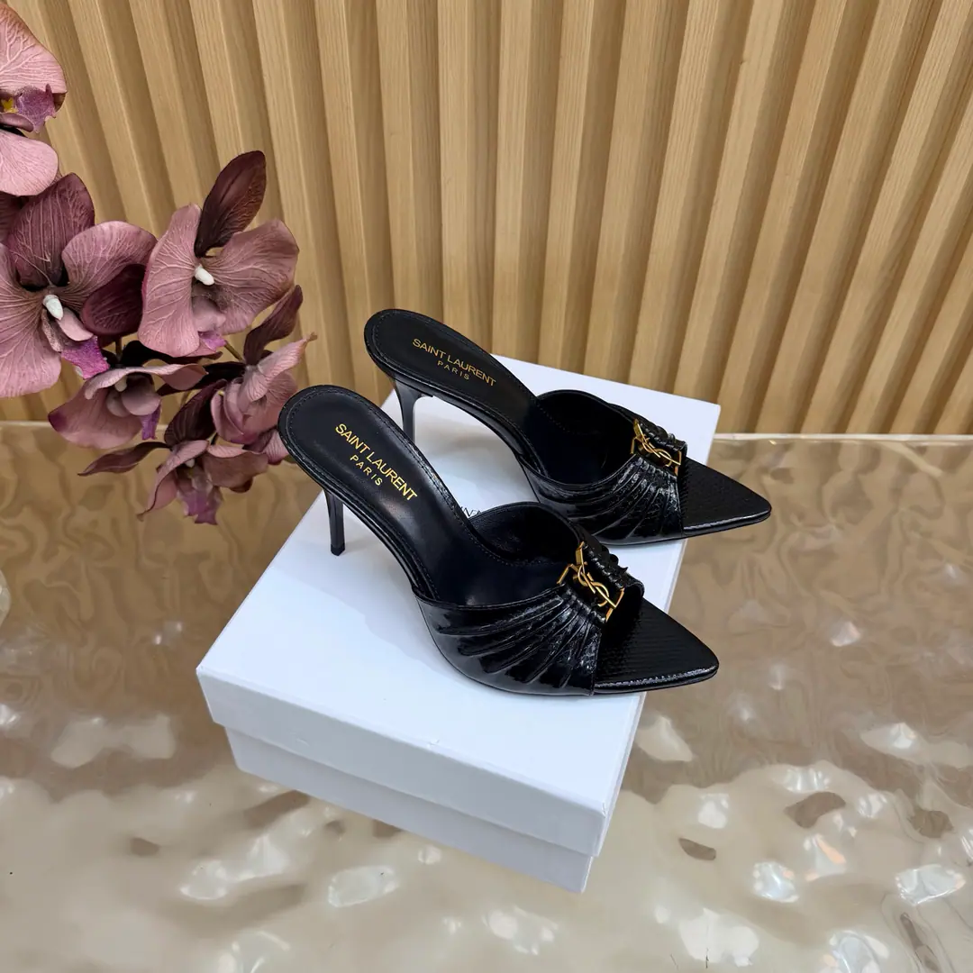 2026Spring and summer. YSL 🖤 Saint Laurent / Saint Roland.yslShoes. A super-super-fire slipper. This is a hardware button that we need to model every page of our family.1:1Custom！It's very good., Nice feet., And whether you're wearing jeans or not,, Little suit., The dress., It's a natural match. Shoe.: Snake-steeled cow skin. Uchi.: Skins of sheep. Shoes under the sole.: That's a big one. He's tall.: 9.5cm Size: 35-43（40, 41, 42, 43Customize or not change)