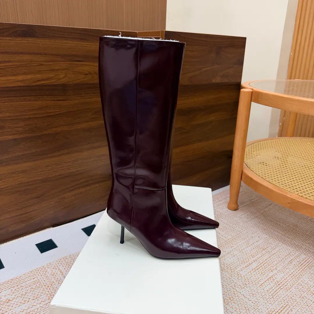 Top Version🖤Saint Laurent fw26 new arrival～ YSLSaint Roland.2026 The new spring and winter zippers are high and the ankle boots are sharp and short And ankle boots., A pair of square-shoes and a little high heels., %1 is internalLE CASSANDRE, Side zipper design. The whole shoe is very simple.～The little one is more sophisticated and fashionable and can see that the side of our boots is radians designed to be human legs.～The upper foot is so beautiful and so unchallenged.～Long legs.～It's a match for every occasion.～Autumn and winter wear the necessary supplies.！ Shoe.: Cow skin./Bullskins. Inside, put your feet on the inside.: Lamb skin. Shoes under the sole.: Italy is a big-ass country. He's tall.: 8cm Codes: 35-39（40.41.42I'll make sure I don't change it.）