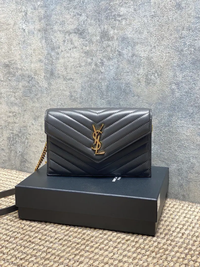 P Urban ash YSLSaint Roland. The sheep's skin chain is wrapped in it. With a stripable shoulder belt. But as a handbag 6A knob. 1A zipper coin bag. 1A paper-coin layer. - It's a practical payment. Dimensions19×12.5×4 Encoding441974