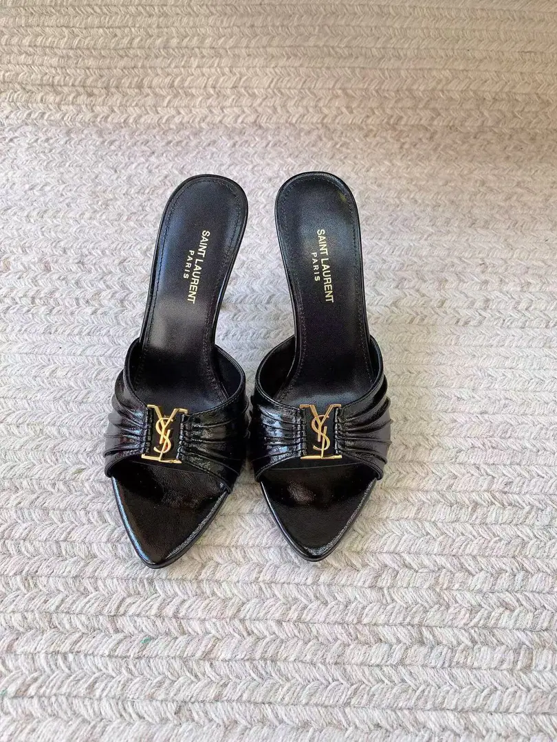 Saint LaurentSt. Roland's.YSLThe classic high-end heel sandals. A super-super-fired piece of hardware buttons for every page of our family is to be modeled.1:1Custom！The size and quality are exactly the same as the original.✔️ Shoe-faced material: Use cow skin./Painted skin. Real sheep in there., ♪ To scurry for soft, soft sheep, Shoes' soles are original.1:1Customizes the skin., It's perfect., And the upper foot is very good., Nice feet., And whether you're wearing jeans or not,, Little suit., The dress., It's a natural match., Full package for the originals He's tall.: It's flat./Floor1cmFlat/6cm/9cm Italy is a big-ass country. Size: 35-41（40, 41, 42Custom）