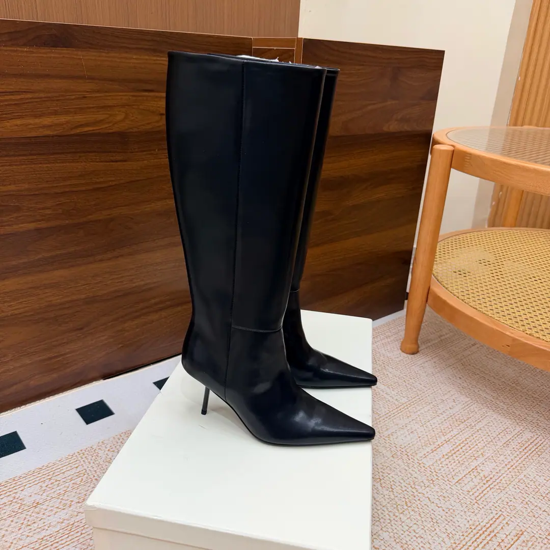 Top Version🖤Saint Laurent fw26 new arrival～ YSLSaint Roland.2026 The new spring and winter zippers are high and the ankle boots are sharp and short And ankle boots., A pair of square-shoes and a little high heels., %1 is internalLE CASSANDRE, Side zipper design. The whole shoe is very simple.～The little one is more sophisticated and fashionable and can see that the side of our boots is radians designed to be human legs.～The upper foot is so beautiful and so unchallenged.～Long legs.～It's a match for every occasion.～Autumn and winter wear the necessary supplies.！ Shoe.: Cow skin./Bullskins. Inside, put your feet on the inside.: Lamb skin. Shoes under the sole.: Italy is a big-ass country. He's tall.: 8cm Codes: 35-39（40.41.42I'll make sure I don't change it.）