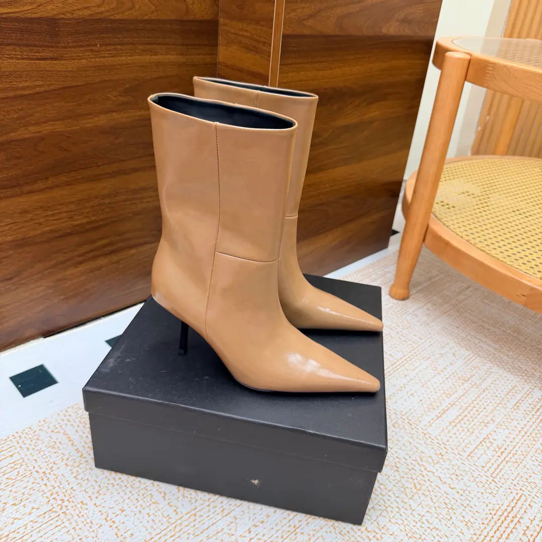 Top Version🖤Saint Laurent fw26 new arrival～ YSLSaint Roland.2026 The new spring and winter zippers are high and the ankle boots are sharp and short And ankle boots., A pair of square-shoes and a little high heels., %1 is internalLE CASSANDRE, Side zipper design. The whole shoe is very simple.～The little one is more sophisticated and fashionable and can see that the side of our boots is radians designed to be human legs.～The upper foot is so beautiful and so unchallenged.～Long legs.～It's a match for every occasion.～Autumn and winter wear the necessary supplies.！ Shoe.: Cow skin./Bullskins. Inside, put your feet on the inside.: Lamb skin. Shoes under the sole.: Italy is a big-ass country. He's tall.: 8cm Codes: 35-39（40.41.42I'll make sure I don't change it.）