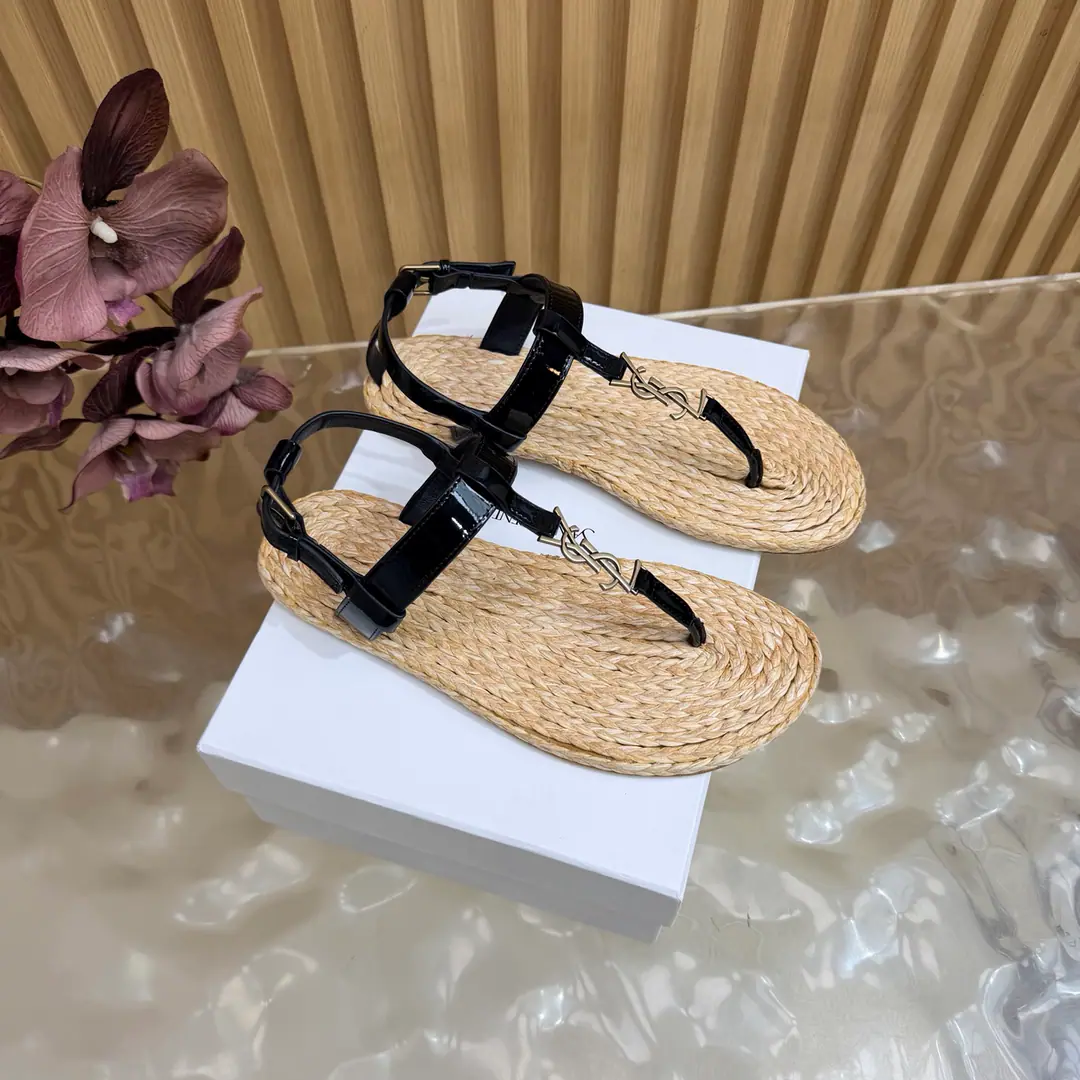 2026Spring and summer. Couple money. YSL 🖤 Saint Laurent / Saint Roland.yslShoes. A super-super-fire sandal. This is a hardware button that we need to model every page of our family.1:1Custom！It's very good., Nice feet., And whether you're wearing jeans or not,, Little suit., The dress., It's a natural match. Shoe.: Bullskins./Painted skin. Uchi.: The bottom of the straw. Shoes under the sole.: That's a big one. He's tall.: Floor Size: 35—44（41-44Custom without re-offer）