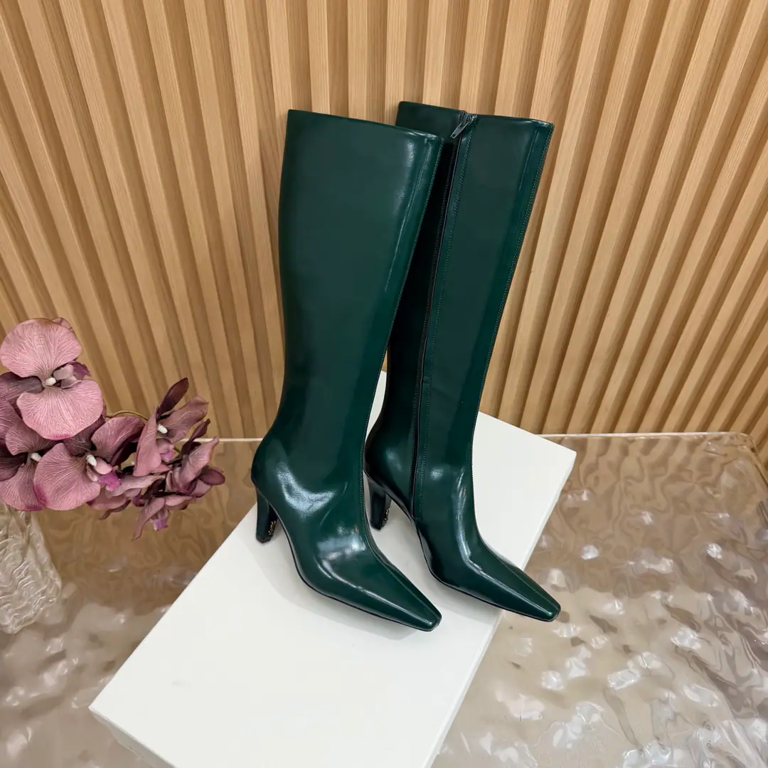 Top Version🖤Saint Laurent fw26 new arrival～ YSLSaint Roland.2026 The new spring and winter zippers are high and the ankle boots are sharp and short And ankle boots., A pair of square-shoes and a little high heels., %1 is internalLE CASSANDRE, Side zipper design. The whole shoe is very simple.～The little one is more sophisticated and fashionable and can see that the side of our boots is radians designed to be human legs.～The upper foot is so beautiful and so unchallenged.～Long legs.～It's a match for every occasion.～Autumn and winter wear the necessary supplies.！ Shoe.: Cow skin./Bullskins. Inside, put your feet on the inside.: Lamb skin. Shoes under the sole.: Italy is a big-ass country. He's tall.: 7cm Codes: 35-39（40.41.42I'll make sure I don't change it.）