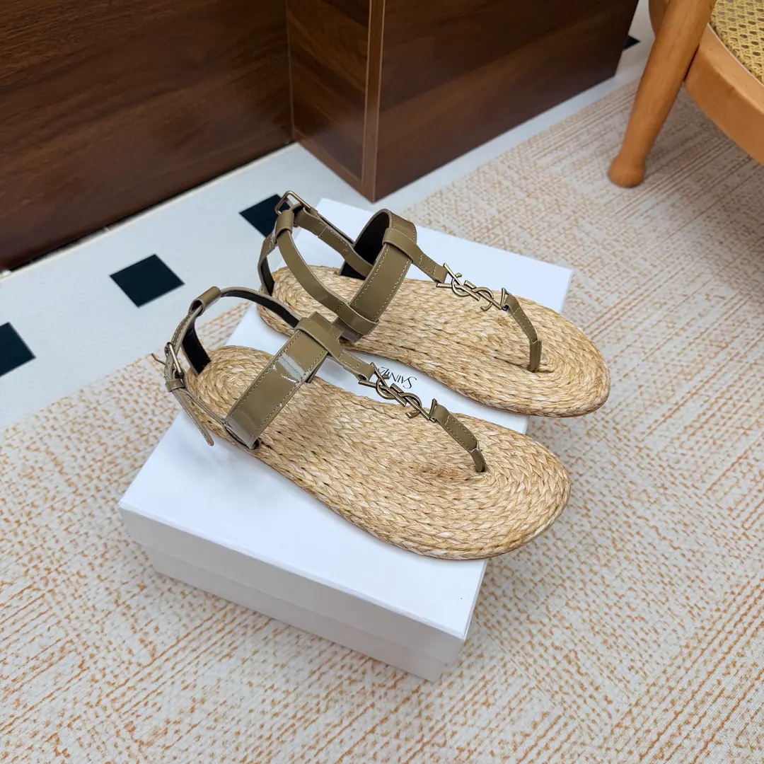 2026Spring and summer. Couple money. YSL 🖤 Saint Laurent / Saint Roland.yslShoes. A super-super-fire sandal. This is a hardware button that we need to model every page of our family.1:1Custom！It's very good., Nice feet., And whether you're wearing jeans or not,, Little suit., The dress., It's a natural match. Shoe.: Bullskins./Painted skin. Uchi.: The bottom of the straw. Shoes under the sole.: That's a big one. He's tall.: Floor Size: 35—44（41-44Custom without re-offer）