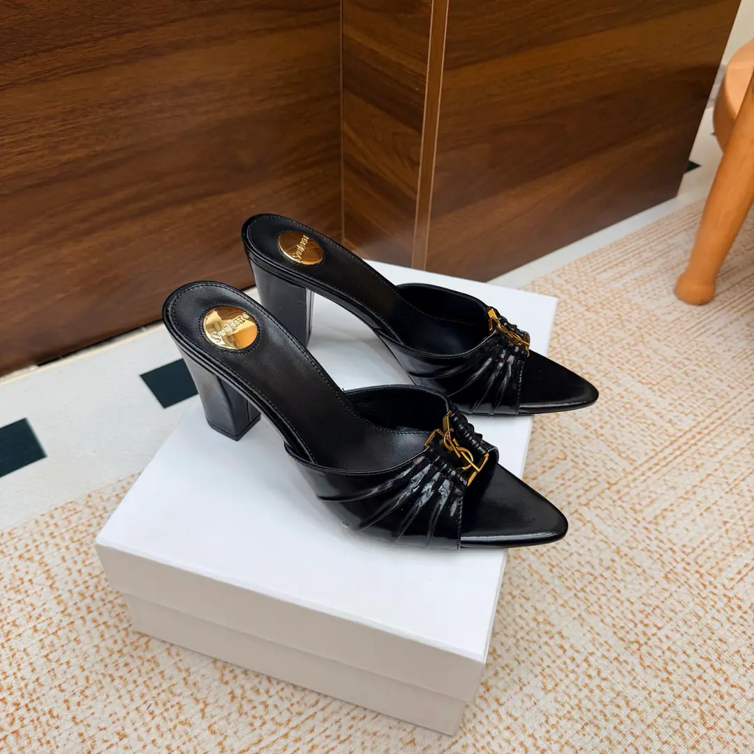 2026Spring and summer. YSL 🖤 Saint Laurent / Saint Roland.yslShoes. A super-super-fire slipper. Bold This is a hardware button that we need to model every page of our family.1:1Custom！It's very good., Nice feet., And whether you're wearing jeans or not,, Little suit., The dress., It's a natural match. Shoe.: Bullskins./Oiled lass./Shinseng Uchi.: Skins of sheep. Shoes under the sole.: That's a big one. He's tall.: 7.5cm Size: 35-43（40, 41, 42, 43Customize or not change)