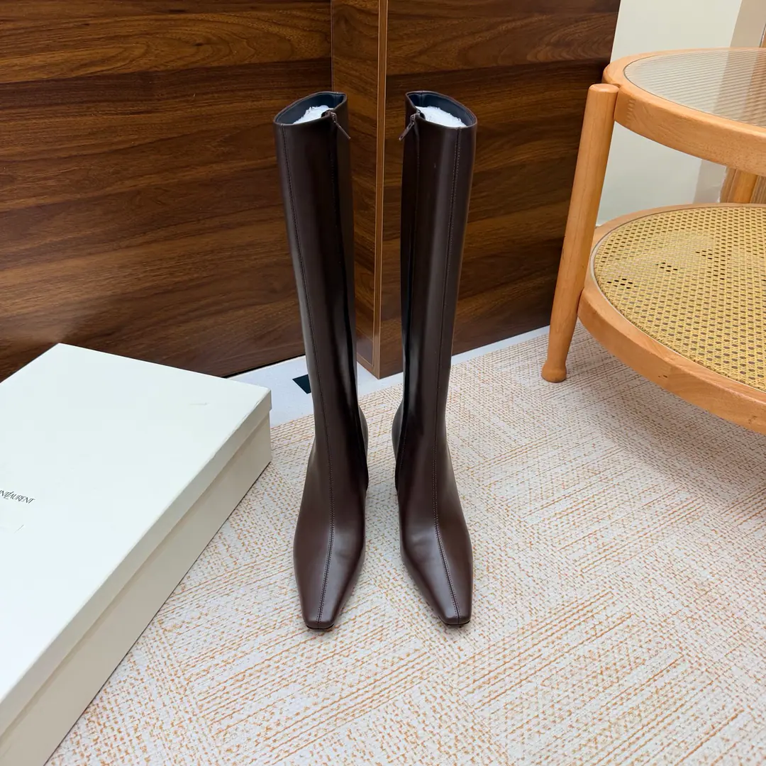 Top Version🖤Saint Laurent fw26 new arrival～ YSLSaint Roland.2026 The new spring and winter zippers are high and the ankle boots are sharp and short And ankle boots., A pair of square-shoes and a little high heels., %1 is internalLE CASSANDRE, Side zipper design. The whole shoe is very simple.～The little one is more sophisticated and fashionable and can see that the side of our boots is radians designed to be human legs.～The upper foot is so beautiful and so unchallenged.～Long legs.～It's a match for every occasion.～Autumn and winter wear the necessary supplies.！ Shoe.: Cow skin./Bullskins. Inside, put your feet on the inside.: Lamb skin. Shoes under the sole.: Italy is a big-ass country. He's tall.: 7cm Codes: 35-39（40.41.42I'll make sure I don't change it.）