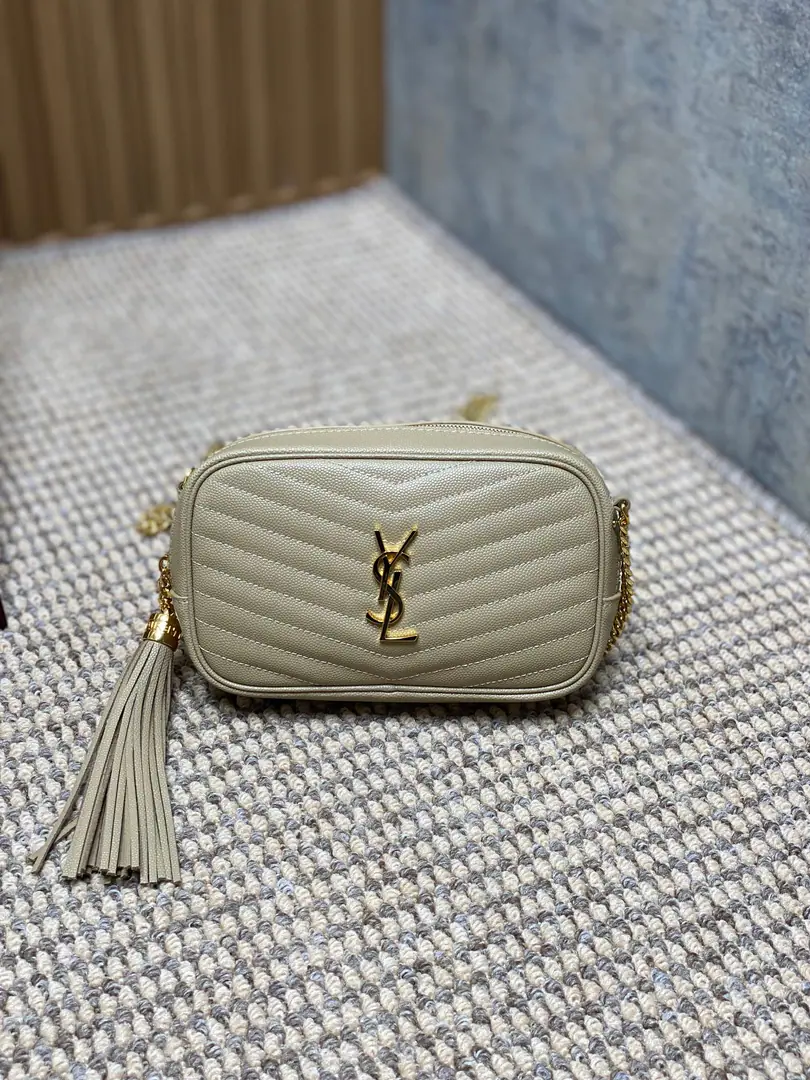 YSLBlack Golden Stream Sox camera bag., LOUSeries, Caviar, cow leather., It's a milling-up., It's perfect for regular commutes or out of town.！Quietly., Gold chains.+Lusoe Design, Fashion and grace.✨. Inside., That's a great touch., The capacity to load a cell phone., Cosmetics, etc.. Black gold color+YSLGold., Brand recognition., You don't pick up clothes., It's a good work., It's a classic St. Roland.！ Dimensions: 18x11x5cm Encoding: 505731