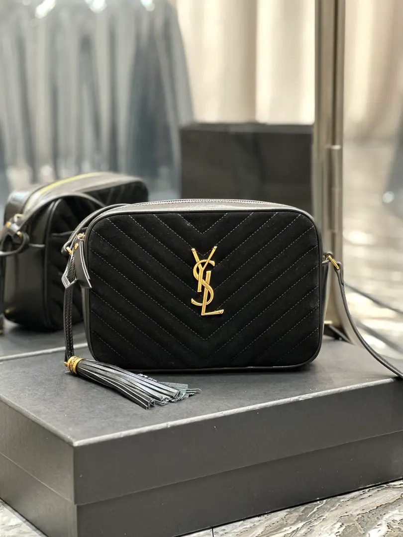 【New version】 LouCamera bag_Black sand with cow skin. Top-level Italian skin camera bag., Hong Kong AcquisitionzpOpen-forming., Make it exactly the same.！Very fine.！A modifiable shoulder belt with a fashion-stylish hanger.！100% calf skin., In the linoleum.！There's a plug in the bag.！Add a new plugin to the back, Very useful atmosphere.！ Model: 520534-1 Dimensions: 23x16x6cm