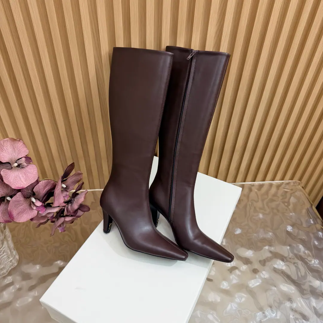 Top Version🖤Saint Laurent fw26 new arrival～ YSLSaint Roland.2026 The new spring and winter zippers are high and the ankle boots are sharp and short And ankle boots., A pair of square-shoes and a little high heels., %1 is internalLE CASSANDRE, Side zipper design. The whole shoe is very simple.～The little one is more sophisticated and fashionable and can see that the side of our boots is radians designed to be human legs.～The upper foot is so beautiful and so unchallenged.～Long legs.～It's a match for every occasion.～Autumn and winter wear the necessary supplies.！ Shoe.: Cow skin./Bullskins. Inside, put your feet on the inside.: Lamb skin. Shoes under the sole.: Italy is a big-ass country. He's tall.: 7cm Codes: 35-39（40.41.42I'll make sure I don't change it.）