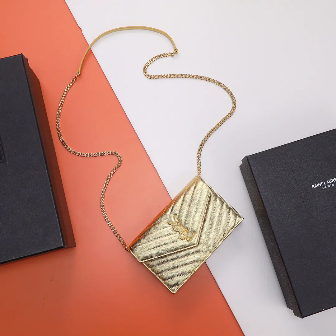P‼️【I'm taking a picture of the background.】🔥Special Class List👏#𝐖𝐨𝐜 𝟭𝟵𝐜𝐦#wocA small envelope is coming in., Speaking of envelopes,, YThis one must have a name.！The whole bag was made from the original factory caviar and cow skin., Layout Stereo, Feel comfortable.！The disassembly of shoulder belts has enriched the multipurpose nature of the bags., You can just take the shoulder belt off and be a handbag.&For dinner bags, Built multiple places, It's a good thing to blow up., I usually go out and bring my cell phone and card., A little bag will take you all the way out.！Model: 393953 Dimensions: 19x11.5x4cm