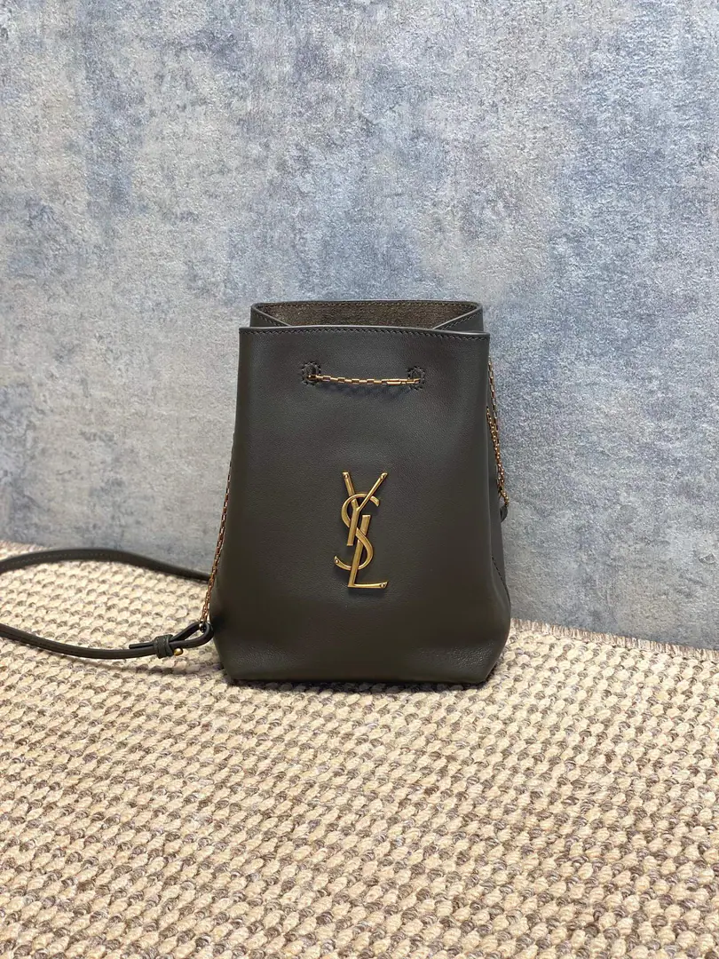 Saint Roland.CassandreChain bucket bag., Lamb skin.+GoldYSLLogo, Jane is so smart.✨. Pumper-bumper type, Metal chain shoulder belt, Handheld, Single shoulder., Slash all over.OK, I'm a regular commuter or a street trip.！Medium Size, It's practical and fashionable., It's a classic St. Roland., It's not a mistake.～ Dimensions: 20x24x3cm Model: 801070
