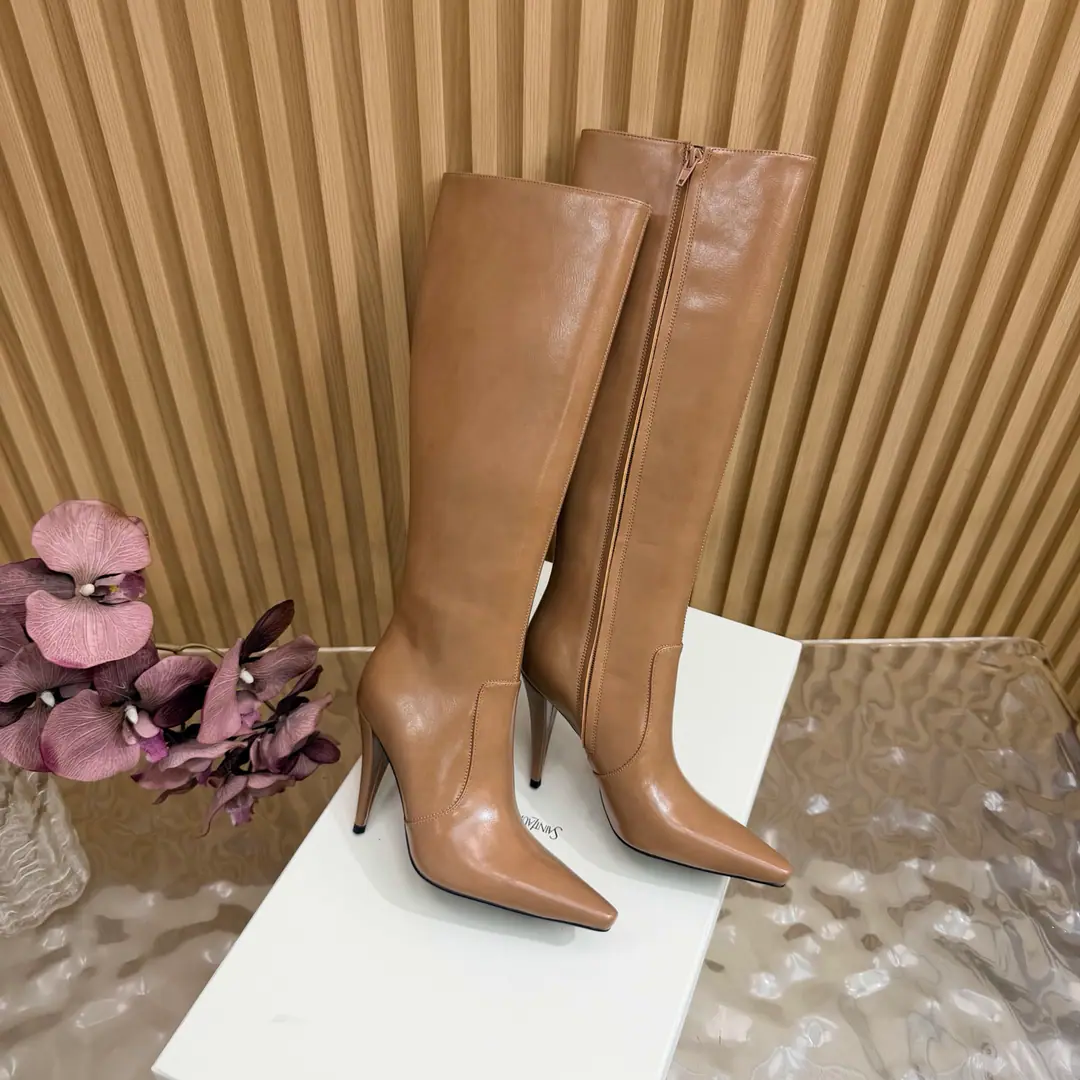 Top Version🖤Saint Laurent fw26 new arrival～ YSLSaint Roland.2026 The new spring and winter zippers are high and the ankle boots are sharp and short And ankle boots., A pair of square-shoes and a little high heels., %1 is internalLE CASSANDRE, Side zipper design. The whole shoe is very simple.～The little one is more sophisticated and fashionable and can see that the side of our boots is radians designed to be human legs.～The upper foot is so beautiful and so unchallenged.～Long legs.～It's a match for every occasion.～Autumn and winter wear the necessary supplies.！ Shoe.: Cow skin./Bullskins. Inside, put your feet on the inside.: Lamb skin. Shoes under the sole.: Italy is a big-ass country. He's tall.: 10.5cm Codes: 35-39（40.41.42I'll make sure I don't change it.