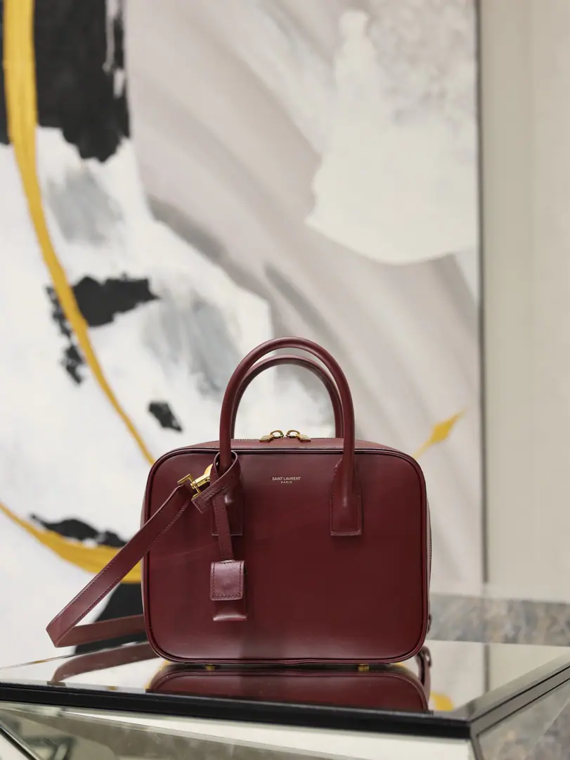 The date-red gold button.·Small SAC DE JOURThe briefcase of the handbag. The new season of brand re-enactment., Unique Cuts and Outlines, It's a classic, modern, permanent style.. This delicate handbag is equipped with a top hand and a modifiable shoulder belt., To facilitate matching in different settings！ Model: 840862 Dimensions: 25×19×8.5cm