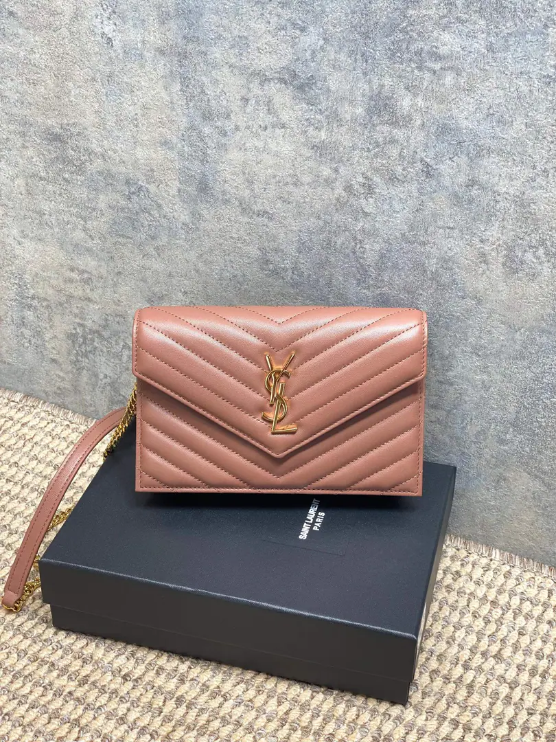 P Rose powder. YSLSaint Roland. The sheep's skin chain is wrapped in it. With a stripable shoulder belt. But as a handbag 6A knob. 1A zipper coin bag. 1A paper-coin layer. - It's a practical payment. Dimensions19×12.5×4 Encoding441974