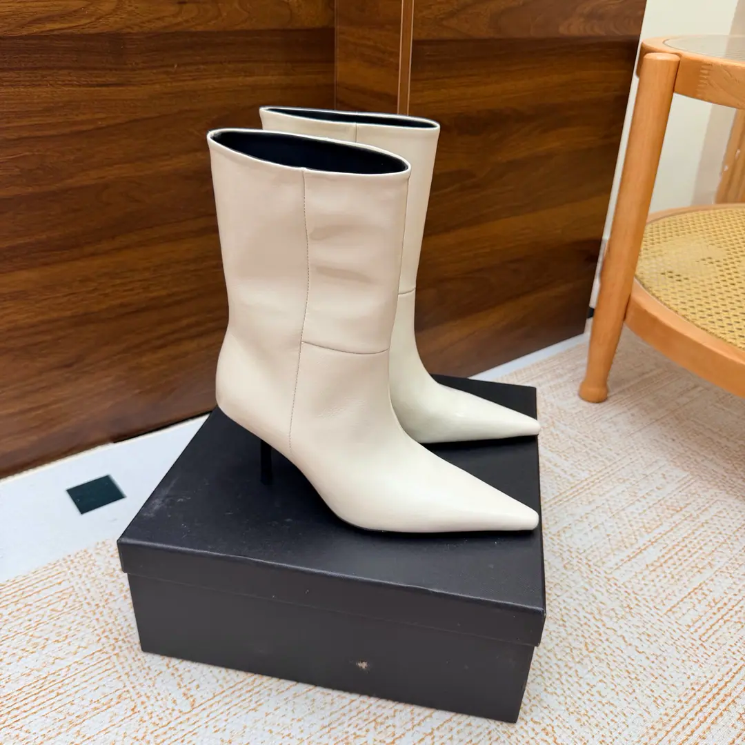 Top Version🖤Saint Laurent fw26 new arrival～ YSLSaint Roland.2026 The new spring and winter zippers are high and the ankle boots are sharp and short And ankle boots., A pair of square-shoes and a little high heels., %1 is internalLE CASSANDRE, Side zipper design. The whole shoe is very simple.～The little one is more sophisticated and fashionable and can see that the side of our boots is radians designed to be human legs.～The upper foot is so beautiful and so unchallenged.～Long legs.～It's a match for every occasion.～Autumn and winter wear the necessary supplies.！ Shoe.: Cow skin./Bullskins. Inside, put your feet on the inside.: Lamb skin. Shoes under the sole.: Italy is a big-ass country. He's tall.: 8cm Codes: 35-39（40.41.42I'll make sure I don't change it.）