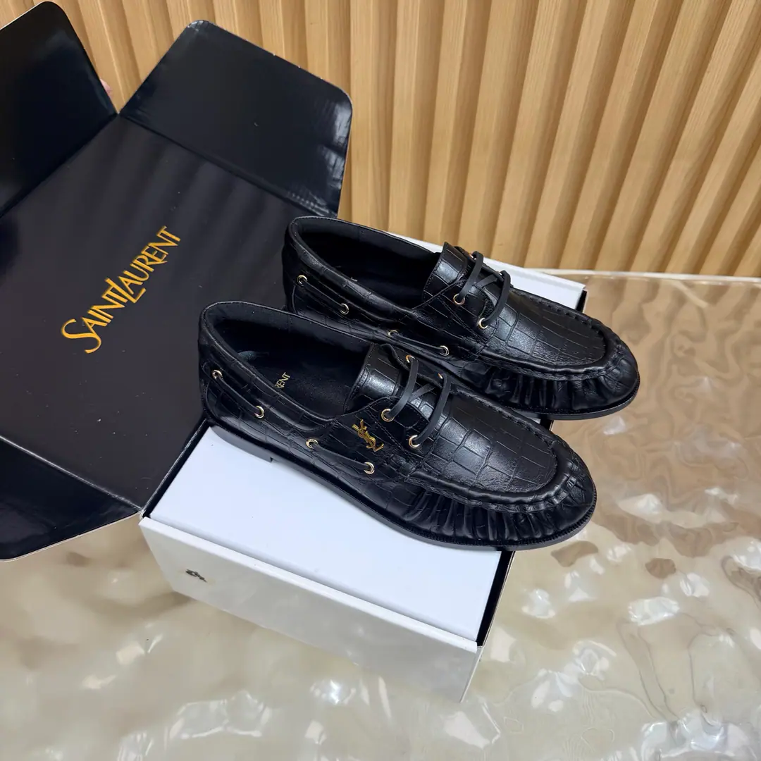 Couples' slippers.📍 Top Version🖤Saint Lauren*Saint Roland.2026 YSLSmalllogo A couple of wrinkled LeFoo shoes. Women Men It's a little symbolic.logoIt's the soul of these shoes. And he's got a low profile and a fine attitude on his shoe.. It's different from the big sign. It's quiet and it's sharp. Snuff it out with a simple line.YSLA unique fashion.DNA Unwittingly revealing the deep inside of the brand. The classic almond-shaped design of the shoehead. Smart-mixed feet. Pull the foot line up visually. ♪ And show grace and grace ♪. Every date a couple went to. Every trip. It's all because of the saloons. To be a low profile, deep-minded tribute.. The fabric is made of stone-stressed cow skin. The insides are all sheep's skin. Italian imports are so thick. size: 35–42（34, 41, 42, 43Custom） Men: 38–47（38, 46, 47Custom without re-offer）