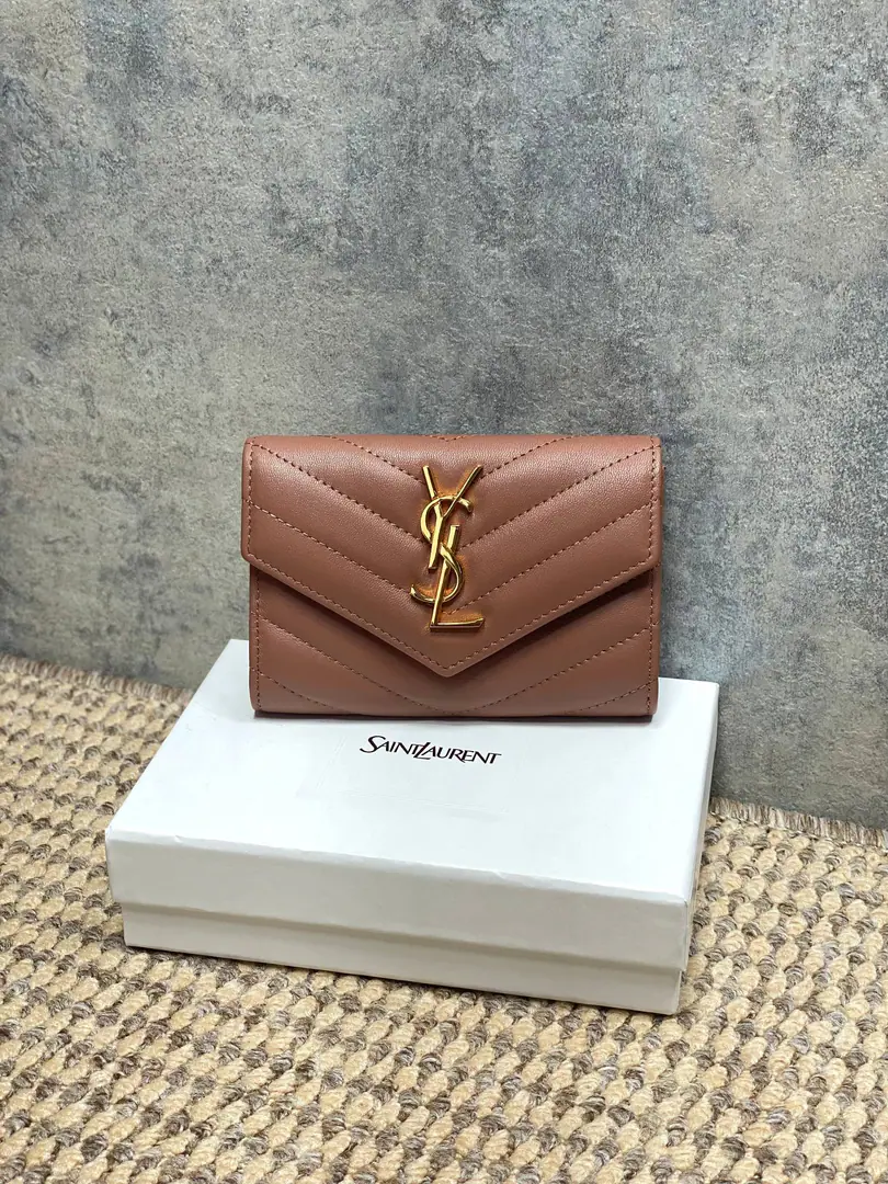 P YSLA sheep's skin envelope., Cow leather., It's delicate and durable., The match is gold.Logo,Jane is so smart.. Envelope Design, Cards can be filled with coins., It's easy to travel or to travel.！It's a small size., No pressure on your body., It's practical and fashionable., Yes.YSLOne of the classic hot ones.！ Dimensions: 13.5x9.5x3cm Model: 423293