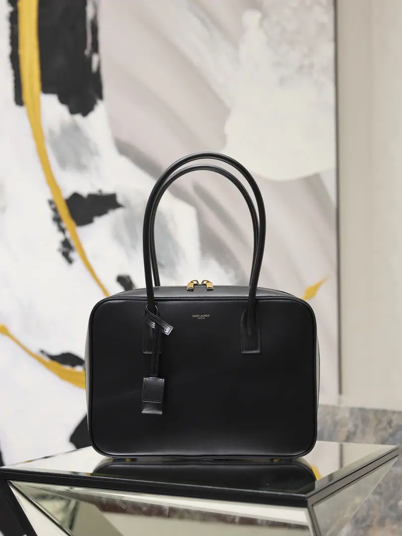 Black button.·Big number. SAC DE JOURThe briefcase of the handbag. The new season of brand re-enactment., Unique Cuts and Outlines, It's a classic, modern, permanent style.. This delicate, soft handbag is accompanied by a long hand., But you can carry it., To facilitate matching in different settings！ Model: 832383 Dimensions: 33×24×10cm