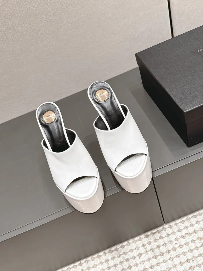Requisition level Ysl 26/Summer New Money Fishpits. Water table high with sandals. This is... ​​YSL（Saint Laurent）2026 Summer waterproofer super high heels.​​, Ice-blue-painted fish mouth design, Water-proof station. + Siu Gao-sung, Transparency PVC The strapped to the ankles., The shoes are gold. YSL Hot.. These are a lot of brushes in the station., Jo Ruth Milan's got the same dress on.. A few key points. ​​Colour Out​​: This ice blue is a very good eye-cracker., The photo shoots were blown., Summer is a bright one.. ​​Waterproofing towers up.​​: Thick + Super high., The visual stretching of legs is obviously working.. ​​PVC Transparency tape​​: It's better than a full belt., It's a little bit of a care-taking thing to do.. He's tall.: 15.5cm Water table: 6.5cm Size: 35-42（40.41.42Do it.）