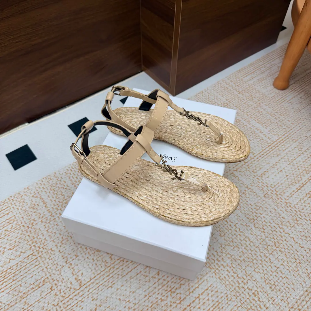 2026Spring and summer. Couple money. YSL 🖤 Saint Laurent / Saint Roland.yslShoes. A super-super-fire sandal. This is a hardware button that we need to model every page of our family.1:1Custom！It's very good., Nice feet., And whether you're wearing jeans or not,, Little suit., The dress., It's a natural match. Shoe.: Bullskins./Painted skin. Uchi.: The bottom of the straw. Shoes under the sole.: That's a big one. He's tall.: Floor Size: 35—44（41-44Custom without re-offer）