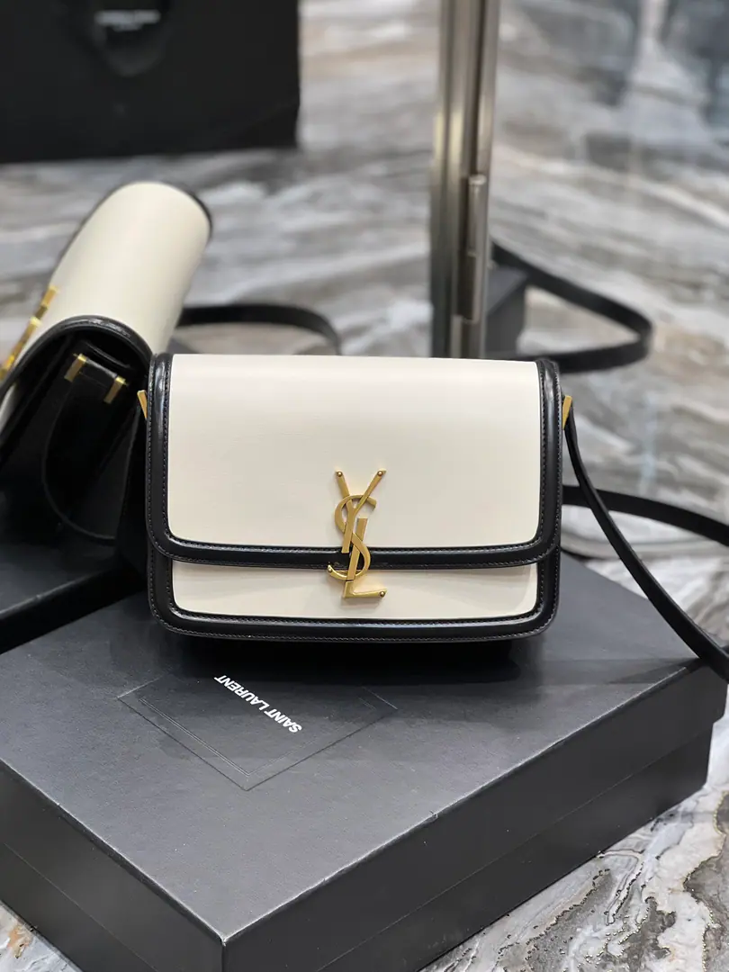 【𝑺𝑶𝑳𝑭𝑬𝑹𝑰𝑵𝑶 𝑩𝑶𝑿 】 New Colour_Black and White IT BAG_It's gonna be a big deal., The whole fashion circle was taken before the market., Nostalgia left bank., Inspired by the name of the left bank of Paris.Rue De SolferinoAs a name！The package is with the original toothpick.BoxBullskins., The tenderness of the hand and skin is very good.！Three layers of organ separation., It's easy to accommodate everyday requirements., Newly designed.“L”Letters on the lower and upper side of the button, To completely reverse your knowledge of the buttons., I can't help but wonder., I can open the bag like this., It's not funny.！ Model: 634305 Dimensions: 23x16x6cm