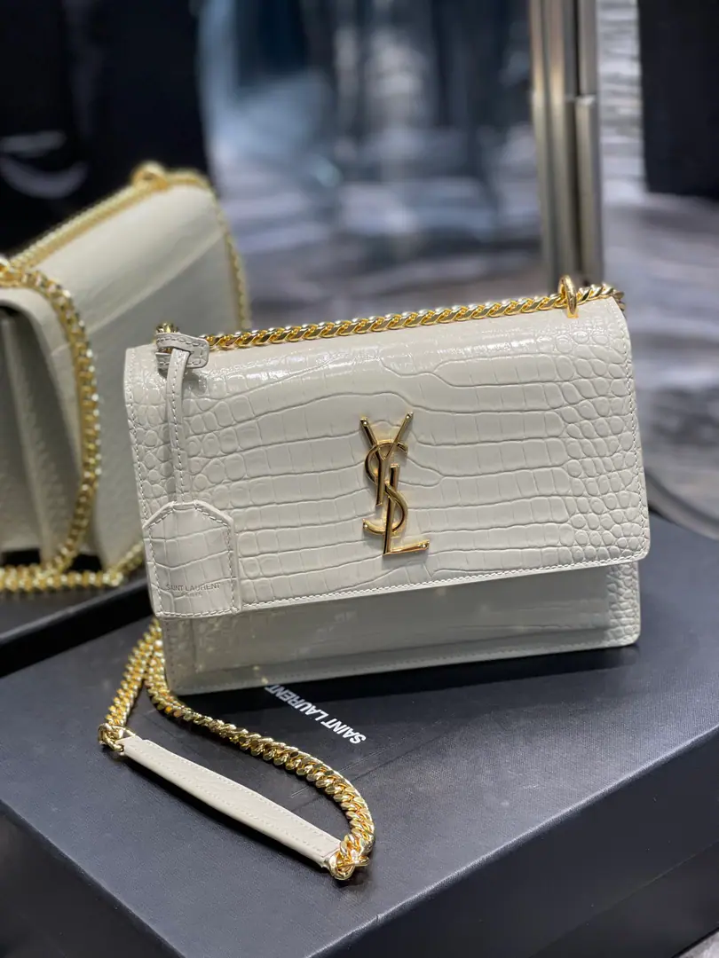🔳𝑺𝒖𝒏𝒔𝒆𝒕 𝟮𝟮𝒄𝒎🔳 #White gold button.# The classic alligator tattoos.sunsetSunset bag.！The heat's still on for so long., So it's a bit of a fan.！High-quality Italian cattle imports, zp- I'll make you a hardware., ♪ To pursue every detail ♪, We're trying to get close to the right thing., High quality is not expensive., Let's move now.！ Dimensions: 22x8x16 Model: 442906