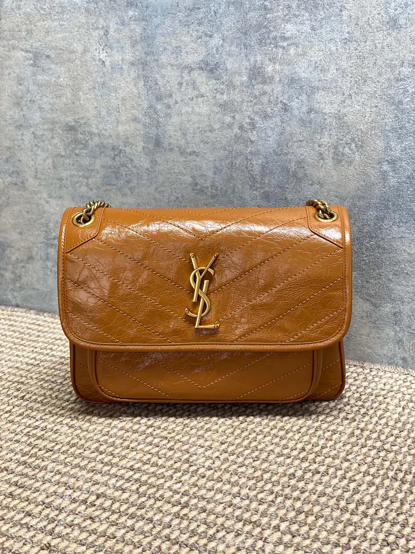 YSL NikiMedium Handbag, Oxy-ray cow skin., The light is full., The diamond-gring.+MetalYSLThe sign is so well-known.！Daily commute, It's all out of town.OK. The chain shoulder is on hand., Single shoulder., Slash, The back is changing., It's so practical.👜. Caramel autumn and winter are hot., It's so exciting to mix up with clothes., Internal space is reasonable., The daily stuff is lightly packed., Yes.YSLA classic home-based hot money.！ Dimensions: 28×8×20cm Encoding: 498894