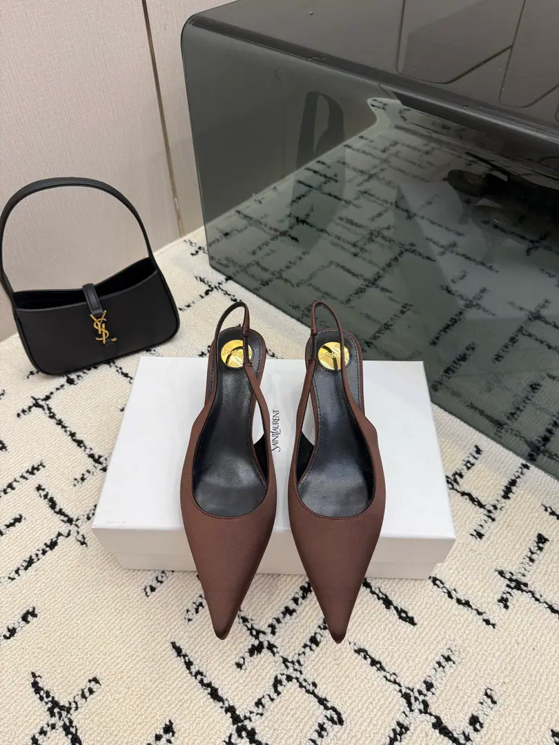 Top QualitySaint Laurent / Saint Roland.LeeYSLThe beauty of my sister is San Roland, the human being. RoseThe same heels and sandal slippers are well-modified., Luxury metal chains These years...SLPIt's the high heels that get to understand the embarrassing impression of women who have gone to the market.ysl- A beautiful sandal slipper. Shoe.: Shinseng Shoes under the sole.: That's a big one. He's tall.: 6cm Size: 35-42(40-42Customize or not change)