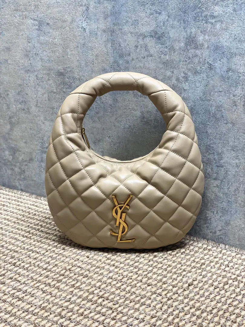 P Almond. YSL ICARINOSmall pocket., Use napa skin., It's so soft., Classic diamond-gring. Sew.+GoldYSLMark, Low profile and luxury.. Moontooth Design, HandheldorThe armpits are all fashionable., Daily commute, I can ride easy.. It's safer to zip., Internal space is reasonable., It's practical and beautiful., It's St. Roland. CAREA hot one for the series., The French grace is full of sense. Model: 851689 Dimensions: 17x13x3cm