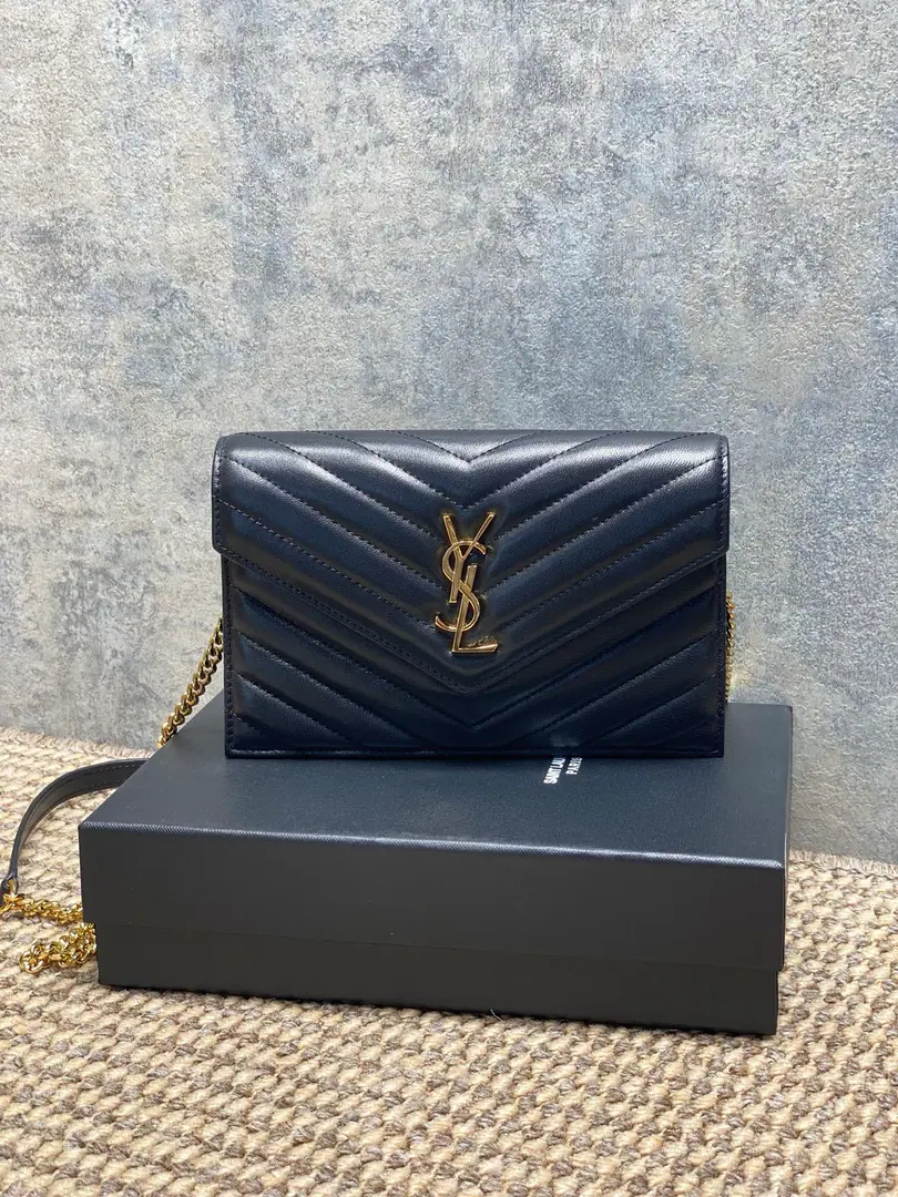 P YSLSaint Roland. The sheep's skin chain is wrapped in it. With a stripable shoulder belt. But as a handbag 6A knob. 1A zipper coin bag. 1A paper-coin layer. - It's a practical payment. Dimensions19×12.5×4 Encoding441974