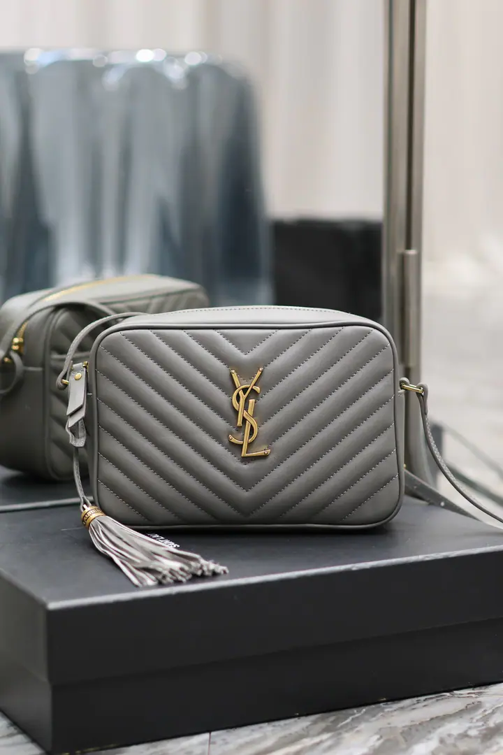 【New version】 LouCamera bag_Grey with a gold button. Top-level Italian skin camera bag., Hong Kong AcquisitionzpOpen-forming., Make it exactly the same.！Very fine.！A modifiable shoulder belt with a fashion-stylish hanger.！100% calf skin., In the linoleum.！There's a plug in the bag.！Add a new plugin to the back, Very useful atmosphere.！ Model: 520534-1 Dimensions: 23x16x6cm