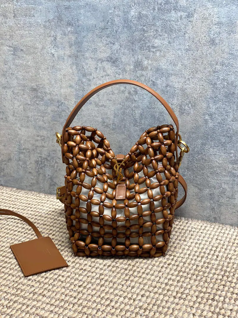 St. Roland's wooded bucket bag., 25FallSeries, Handweaving, The rice brown.+Brown leather handle., It's a natural wind.！MetalYSLThe sign is so well-known.✨. Plumbing., Garage card bags ready for removal, HandheldorSlash all over.OK, Telecommuting, I can ride like a man on vacation.～The wood is light and breathes., Summer's perfect for the back., It's practical and fashionable., It's a summer-time dress.！ Dimensions: 17x20x13cm Encoding: 749036