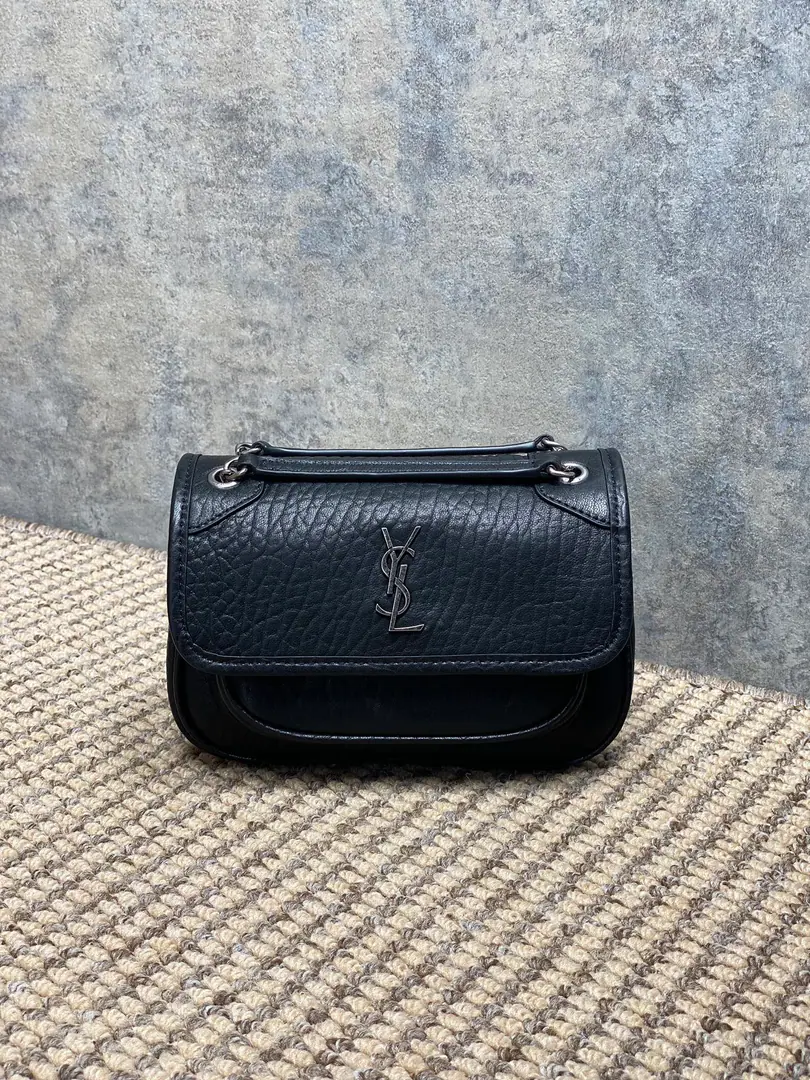 YSL New paragraph Mini Elephant tattoos.niki, It's a little nice. It's a classic.！A brand-new silver chain. Skin hands are soft., A main internal partition., A flat bag., A zipper bag guy carries it pretty good too.. Dimensions: 18x12.5x5cm Encoding: 828736
