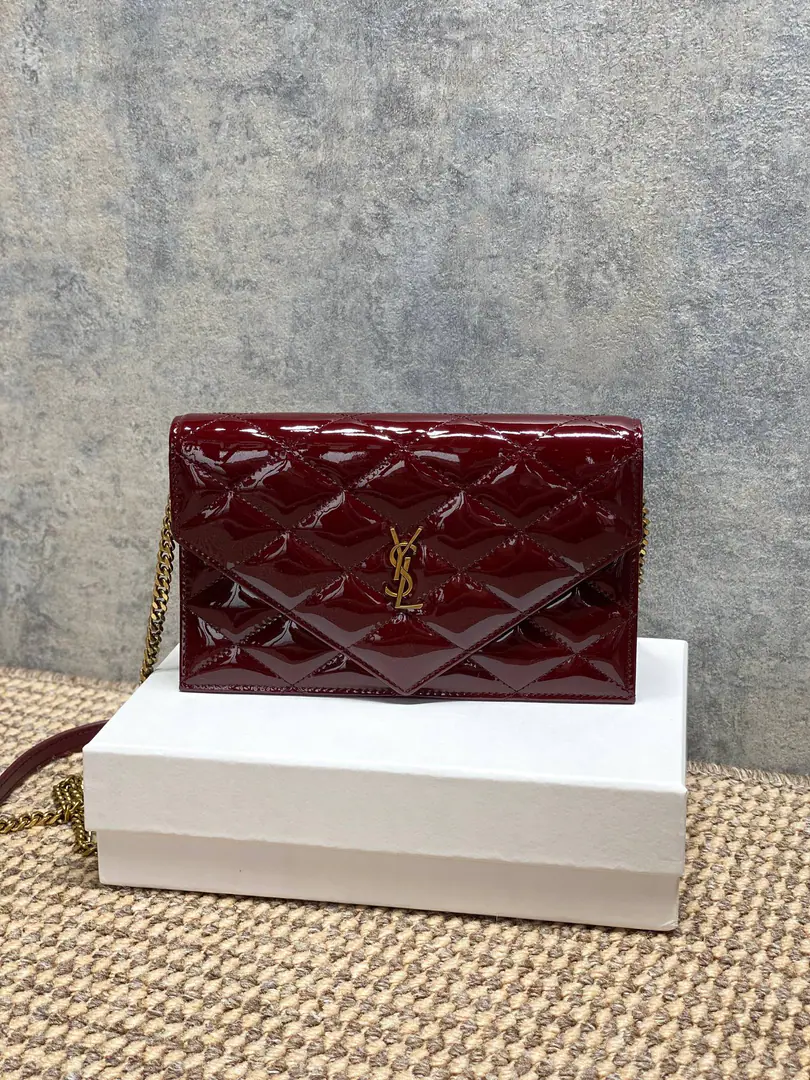 YSL BeckyThe diamond-gring chain bag., The mirror is painted with a little sheep's skin.+Metal chains, It's a little bit elegant and a little bit of a quality.✨. The diamond-gring, the sewing process., MatchYSLMetal logo, Low profile.. The chains are single./Slash, Medium Capacity, I'm a regular commuter.OK！The little sheep's skin is soft and long., It's a season that can be easily managed., The French looseness is holding it down. Dimensions: 20×13×5cm Model: 871149