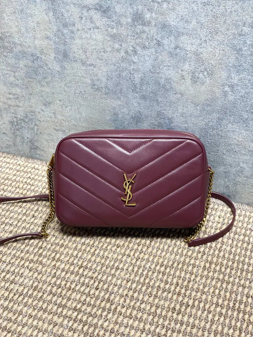 YSL New paragraphLouLouCamera bag, Black sheep skin.+Gold chains., Jane is so smart.！VWord, stitches+YSLMetalLogo, It's full of texture.✨. It's the right size., Telecommuting, Out of town.OK, Toggle with single shoulder. Internal space is reasonable., The everyday little things are lightly packed., It's practical and fashionable., It's a job.orA little light-sleeping.！ Model: 23x14x6cm Model: 869468