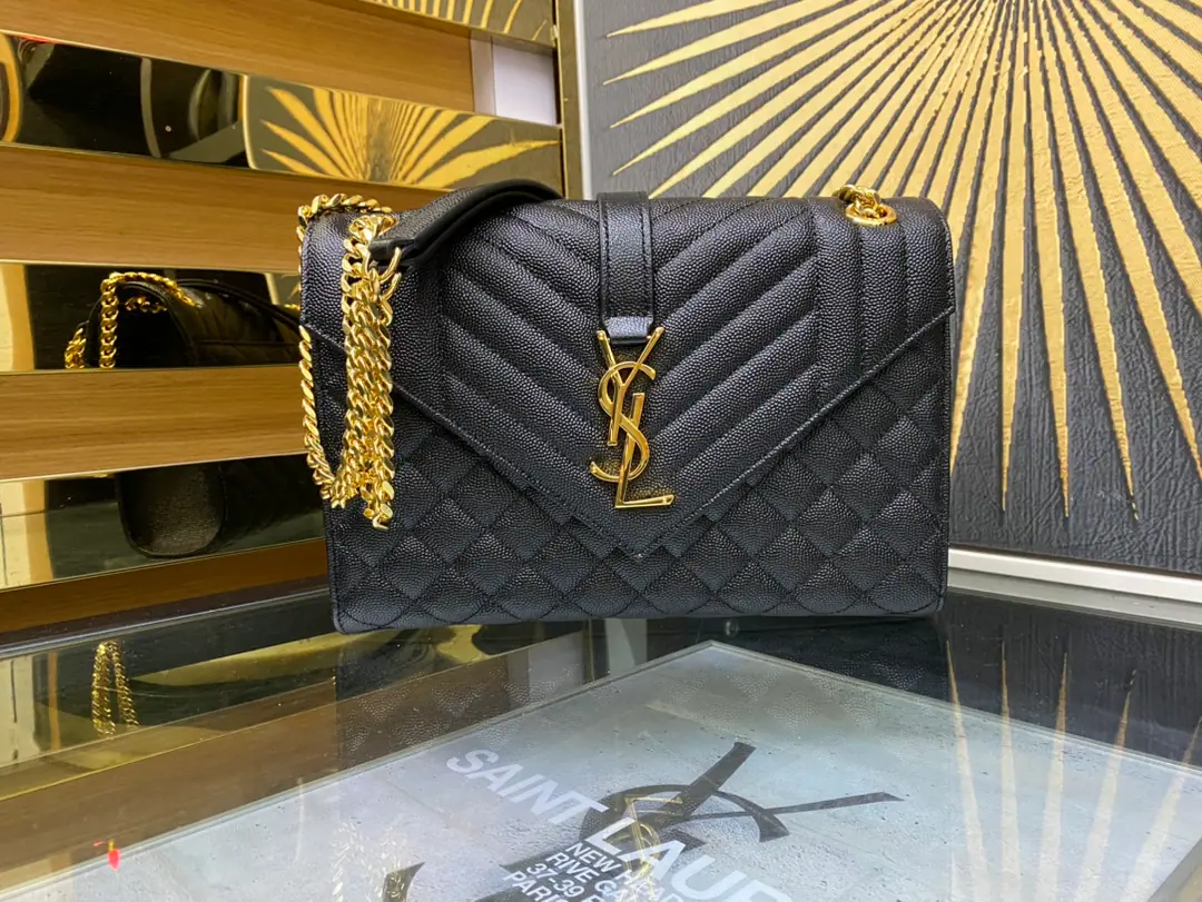 ENVELOPPE Medium Envelope, Italian imports of original plant cattle and skin, Super-paragus caviar texture., A very air-like piece., Black is a classic match with gold., A hundred.！♪ The shoulder slants ♪ok！It's a good one.！ Model: 487206 Dimensions: 24×17.5×6cm