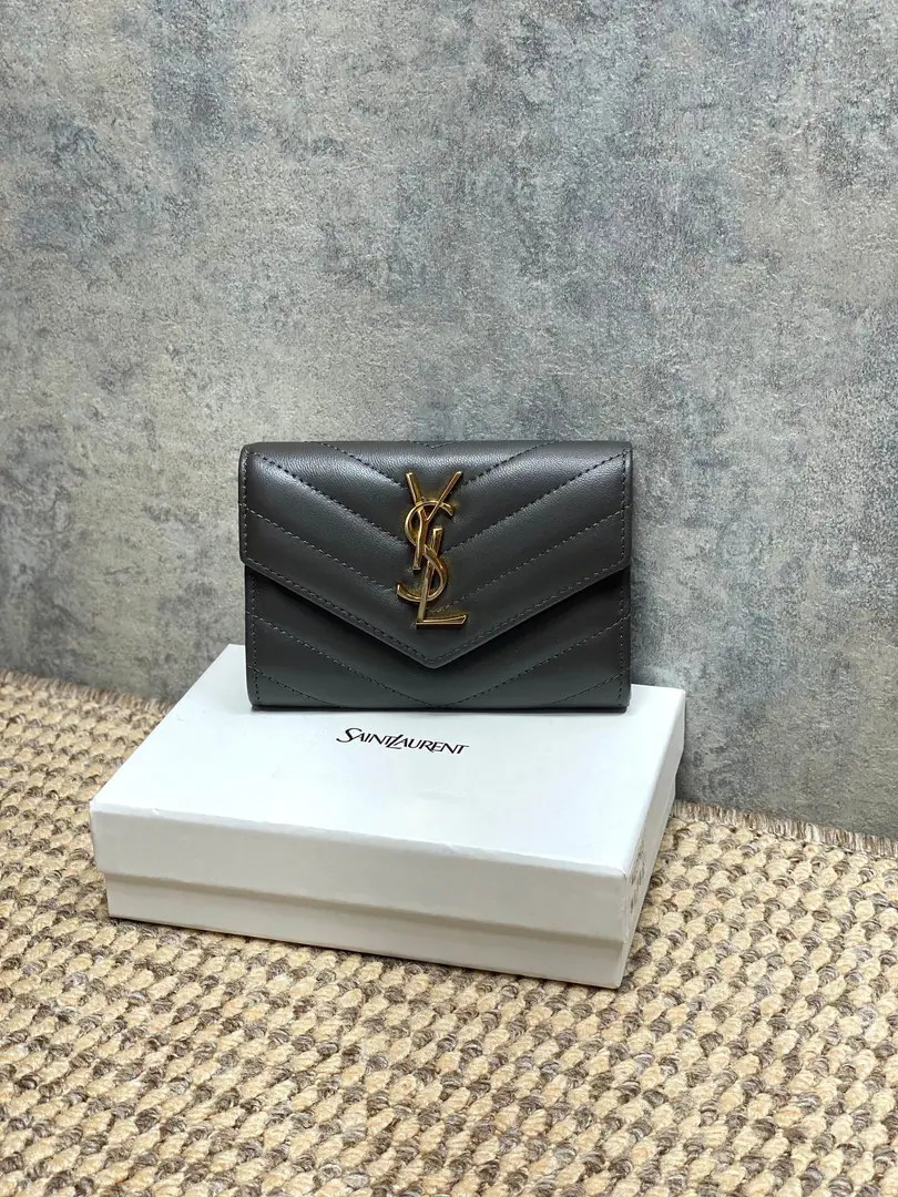 P Urban ash YSLA sheep's skin envelope., Cow leather., It's delicate and durable., The match is gold.Logo,Jane is so smart.. Envelope Design, Cards can be filled with coins., It's easy to travel or to travel.！It's a small size., No pressure on your body., It's practical and fashionable., Yes.YSLOne of the classic hot ones.！ Dimensions: 13.5x9.5x3cm Model: 423293
