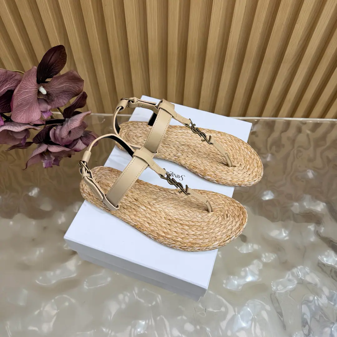 2026Spring and summer. Couple money. YSL 🖤 Saint Laurent / Saint Roland.yslShoes. A super-super-fire sandal. This is a hardware button that we need to model every page of our family.1:1Custom！It's very good., Nice feet., And whether you're wearing jeans or not,, Little suit., The dress., It's a natural match. Shoe.: Bullskins./Painted skin. Uchi.: The bottom of the straw. Shoes under the sole.: That's a big one. He's tall.: Floor Size: 35—44（41-44Custom without re-offer）
