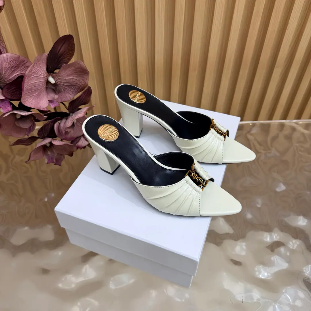 📍📍📍📍【Pointhead Page】📍📍📍📍 2026Spring and summer. YSL 🖤 Saint Laurent / Saint Roland.yslShoes. A super-super-fire slipper. Bold This is a hardware button that we need to model every page of our family.1:1Custom！It's very good., Nice feet., And whether you're wearing jeans or not,, Little suit., The dress., It's a natural match. Shoe.: Bullskins./Oiled lass./Shinseng Uchi.: Skins of sheep. Shoes under the sole.: That's a big one. He's tall.: 7.5cm Size: 35-43（40, 41, 42, 43Customize or not change)