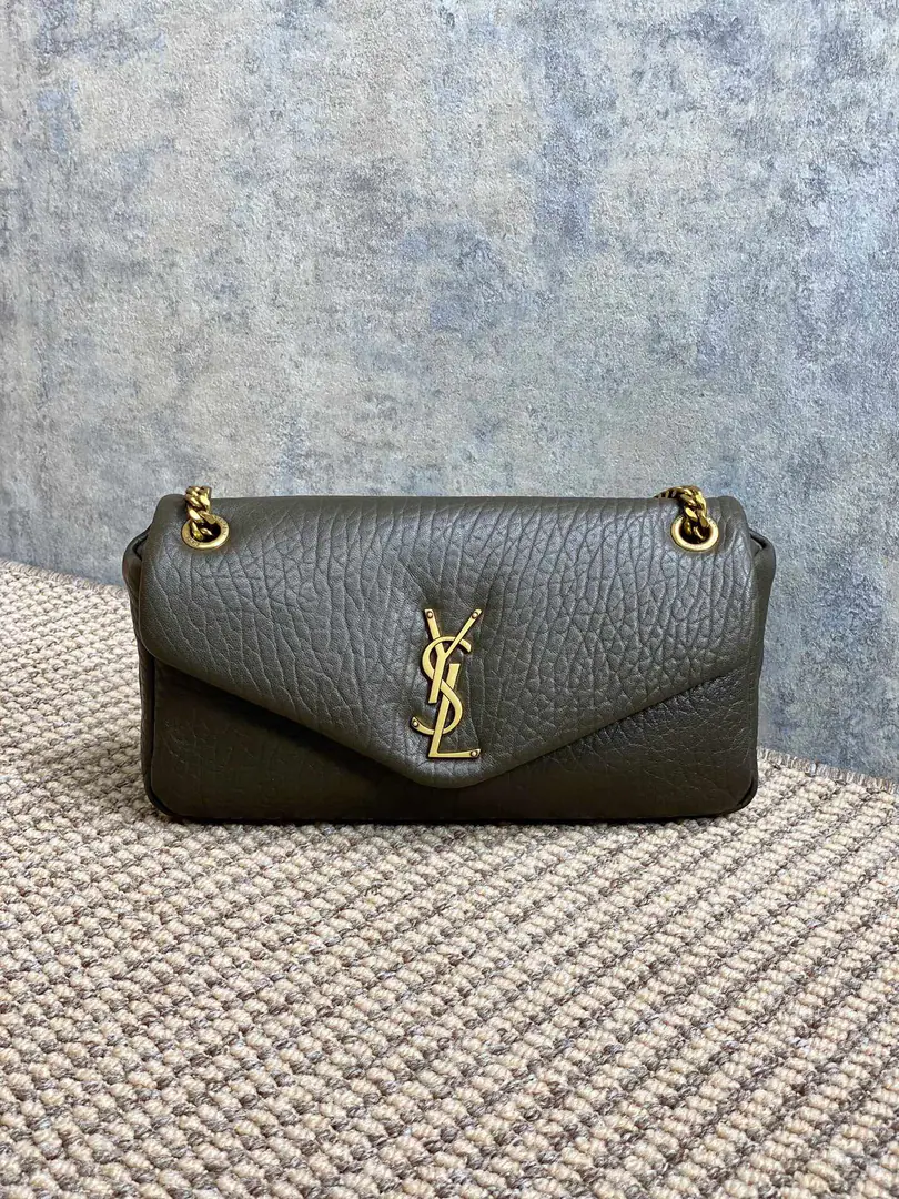 YSL CalypsoChain bag., Little sheep's skin.+Gold chains., Jane is so smart.✨. ♪ Soft and wrapped ♪, The tops are designed to facilitate daily commute.orOut of the street., The capacity is perfect., You can have your wallet on your phone.. The chains can be single./Slash, You're a big fan of the game., Keep your head down and hold it down.！2023New paragraph, It's practical and fashionable., I really recommend it.～ Model: 734153 Dimensions: 17.5x21x8cm
