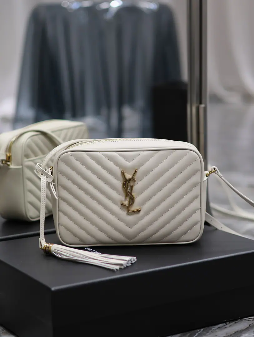 【New version】 LouCamera bag_White with a gold button. Top-level Italian skin camera bag., Hong Kong AcquisitionzpOpen-forming., Make it exactly the same.！Very fine.！A modifiable shoulder belt with a fashion-stylish hanger.！100% calf skin., In the linoleum.！There's a plug in the bag.！Add a new plugin to the back, Very useful atmosphere.！ Model: 520534-1 Dimensions: 23x16x6cm