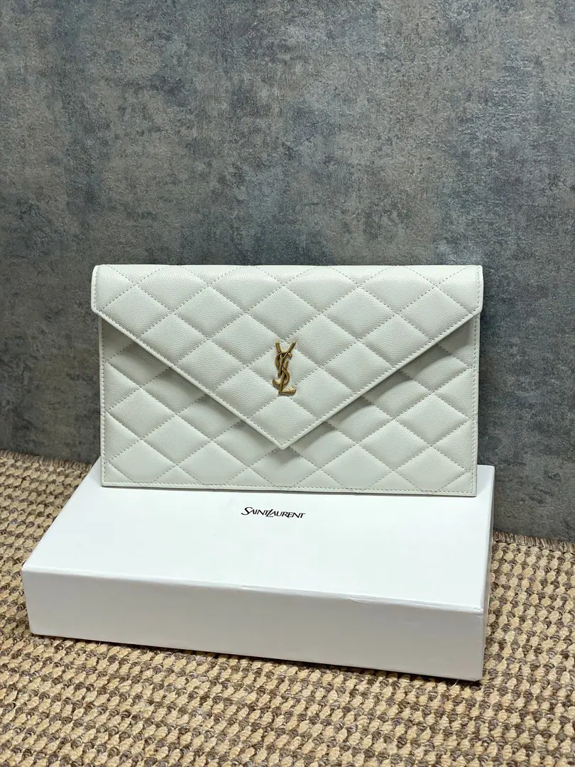 YSLThe diamond handler has the envelope., Use caviar stripes., It's delicate and sophisticated.✨. Colour+MetalLogo, It's a very good recognition., Envelope Designs Simple Atmosphere, Daily commute, You can easily ride on a date.. It's practical and fashionable., Yes.YSLClassic series, It's a big deal., It's easy to get a better sense of compatibility.💼. Dimensions: 27x16x2cm Encoding: 869533
