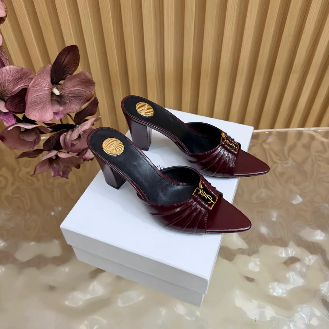 📍📍📍📍【Pointhead Page】📍📍📍📍 2026Spring and summer. YSL 🖤 Saint Laurent / Saint Roland.yslShoes. A super-super-fire slipper. Bold This is a hardware button that we need to model every page of our family.1:1Custom！It's very good., Nice feet., And whether you're wearing jeans or not,, Little suit., The dress., It's a natural match. Shoe.: Bullskins./Oiled lass./Shinseng Uchi.: Skins of sheep. Shoes under the sole.: That's a big one. He's tall.: 7.5cm Size: 35-43（40, 41, 42, 43Customize or not change)