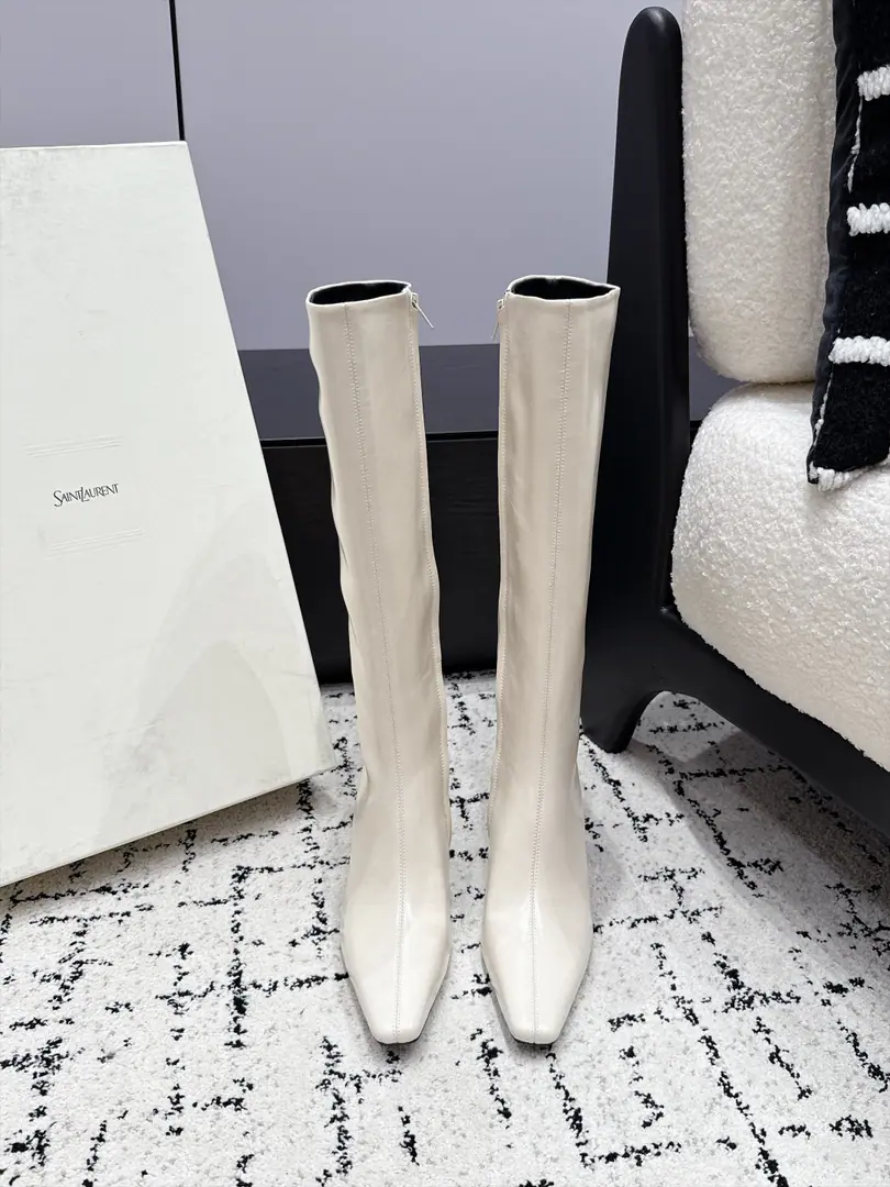 SAINT LAURENT Saint Roland.26/ New paragraph Bold and long boots. These.YSLThe high boots are really French.！Soft Fly Flush Skin, The little tip is a pair of ancient and ancient., Just walk steady.. The boot clippings are specially modified for the calve line., Side zipper is easy to get out of.. With coats., Fashion., Long dress., She's gentle and she's a big girl.. ✔️Fabulous.: Bullskins. ✔️Uchi.: Bullskins. ✔️Otsumi!: That's a big one. ✔️He's tall.: 8.5cm ✔️Size: 35-42（40 41 42Do it.）