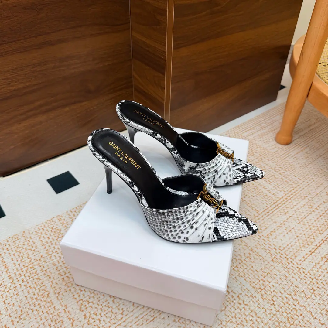 2026Spring and summer. YSL 🖤 Saint Laurent / Saint Roland.yslShoes. A super-super-fire slipper. This is a hardware button that we need to model every page of our family.1:1Custom！It's very good., Nice feet., And whether you're wearing jeans or not,, Little suit., The dress., It's a natural match. Shoe.: Snake-steeled cow skin. Uchi.: Skins of sheep. Shoes under the sole.: That's a big one. He's tall.: 9.5cm Size: 35-43（40, 41, 42, 43Customize or not change)