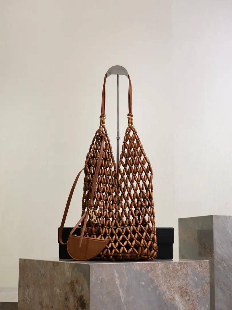 Bucket Supple bagHand-woven bags This little, unique bag., I'm gonna make a bag of wood., With the most sophisticated process,, Classic Metallogo, ♪ Shine on it ♪, Retro and luxury are intertwined.！It's all a unique style for you., The unmatched fashion.！ Model: 821911 Dimensions: 14×43×14cm
