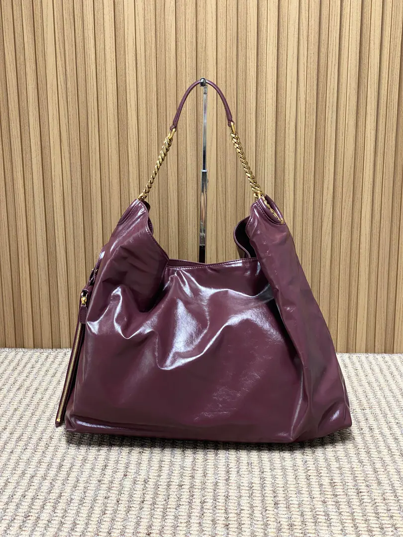 Big number. Ysl Latest Oil wax leather chainHoboBags, The light is full., Soft and durable., It's a recollection.✨. Metal chain shoulder belt design, It's delicate and it's qualitative., HoboBig package capacity, I can easily put my notebooks in my daily commuting., Water cups, etc.. Black-and-white., The chain adds fashion., It's easy to wear it for leisure or for formal wear.holdStay., It's a package with a sense of utility and design.！ Model: 871220F Dimensions: 41×35x15cm