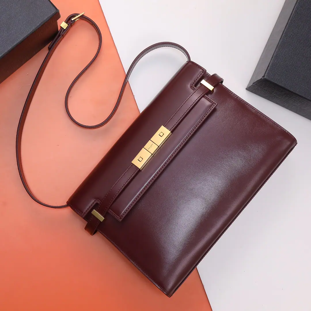 P✅【I'm taking a picture of the background.】👏Special Class List👏🌈 𝑴𝒂𝒏𝒉𝒂𝒕𝒕𝒂𝒏 🌻29cm💫💫Manhattan 2020The latest bag is the manhattan stick., - It's a classic.logo, Instead of a low-profile, simple design style, It's a little like...HKelly from the house., It smells like retro.！Business➕The combination of leisure., All in all, it's a hundred.！You can hold it., It can be single or slashed., A pack of them., Meet the business lady., And I'm happy with the girl's leisure.！The carefully chosen Italian toothpicked cow skin., Perfect line of work., The fine hardware has made the whole bag smell of high-end.！ Model: 579271Dimensions: 29x20.5x7cm